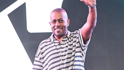 تامر عاشور يشعل حفلًا ضخمًا بالقاهرة الجديدة