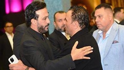 نجوم الفن يؤدون واجب العزاء في والدة أحمد عصام