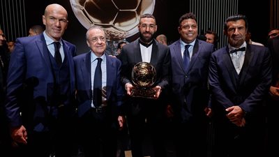 أسماء لاعبي ريال مدريد تزين مقاعدهم في حفل البالون دور