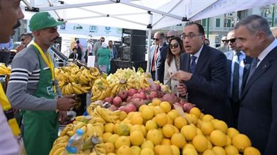 رئيس الوزراء يتابع جودة المنتجات خلال تفقد سوق اليوم الواحد بـ الإسكندرية