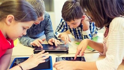 بين الفوائد والمخاطر.. كيف تشكل التكنولوجيا مستقبل أطفالنا؟ 