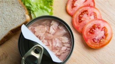 كم علبة تونة يمكنك تناولها أسبوعياً دون قلق؟ خبراء التغذية يجيبون