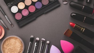 احذري! مواد كيماوية خطرة مختبئة في مستحضرات التجميل