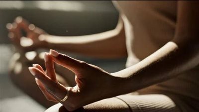 تأثير اليوغا والعلاج النفسي على الصحة النفسية: التخفيف من الاكتئاب وتحسين الحياة