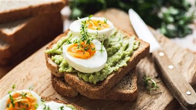 تناول البيض بكثرة يومياً: مخاطر صحية يجب معرفتها