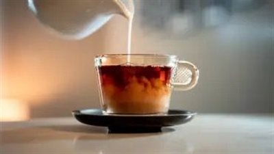 خبير تغذية يحذر: خلط الشاي باللبن قد يؤثر سلباً على صحتك