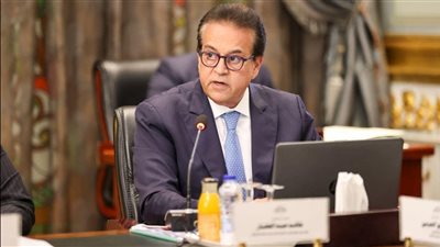 وزير الصحة يشدد على ضرورة التزام الفرق بالزي الخاص بالأطقم الطبية