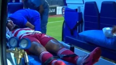 في لفتة إنسانية.. مسعف ينقذ لاعب بلع لسانه بمباراة كرة قدم بمطروح