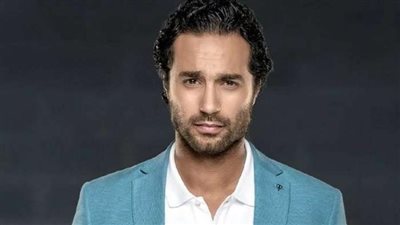 كريم فهمي يوجه رسالة طريفة لصبا مبارك بعد تألقها في «وتر حساس»