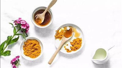 مكونات طبيعية تعزز نضارة البشرة.. أبرزها العسل والكركم