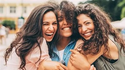 الضحك مفتاح الجمال والصحة.. تأثيره على الوجه والنفس والجسد