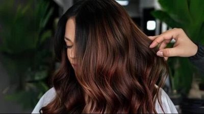 أحدث صيحات ألوان الشعر للسمراوات في شتاء 2025.. منها لون الموكا