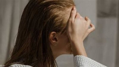 تجنبي النوم بشعر مبلل في الشتاء.. مخاطر صحية لا تُستهان بها