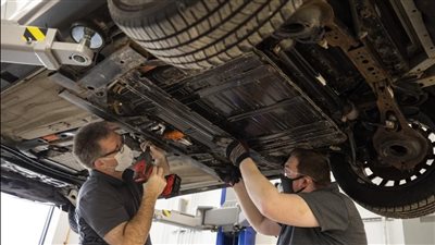 دراسة: بطاريات السيارات الكهربائية أرخص مستقبلاً من محركات البنزين