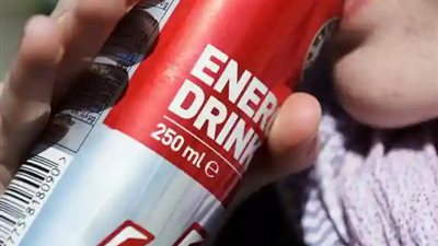 مخاطر الكافيين في مشروبات الطاقة: تهديد لصحة الأطفال والمراهقين