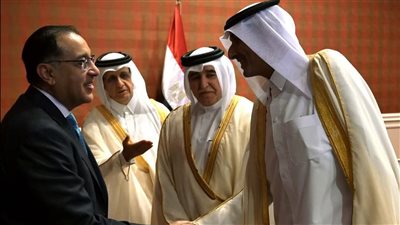 خلال مشاركته بمنتدى الدوحة.. رئيس الوزراء يلتقي وفد رابطة رجال الأعمال القطريين