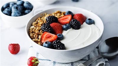 حلول فعّالة لمشاكل شائعة.. اكتشف فوائد غير متوقعة لتناول الزبادي