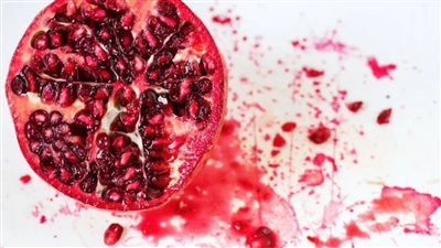 طرق بسيطة لإزالة بقع الرمان من الملابس بسهولة