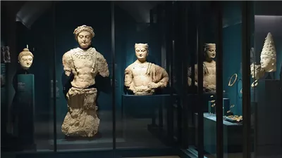 معرض قطع فنية تعود للمماليك داخل متحف اللوفر بفرنسا 