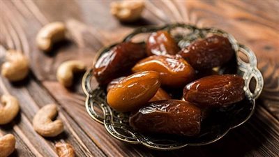 التمر والفول السوداني.. سر الطاقة والتركيز في فترة الامتحانات