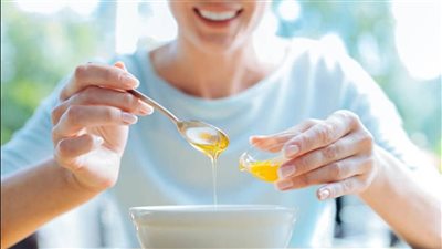 فوائد تناول ملعقة عسل أبيض على الريق يوميًا لجسمك