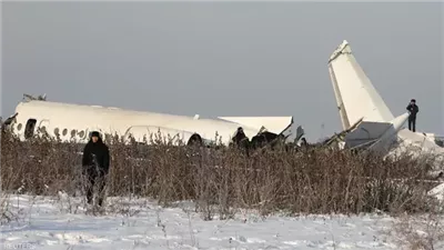 اندلاع حريق هائل جراء تحطم طائرة ركاب تابعة للخطوط الجوية الأذرية