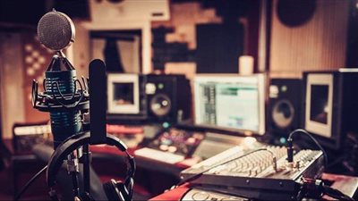 المصنفات تداهم استوديو للتسجيلات الصوتية بدون ترخيص بالجيزة 