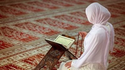 هل يجب قراءة سورة في الصلاة بعد الفاتحة بالركعتين الثالثة والرابعة؟