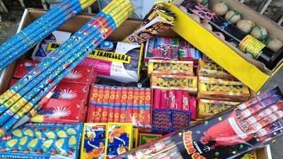 قبل ترويجها بالكريسماس.. أمن الفيوم يداهم ورشة لتصنيع الألعاب النارية 