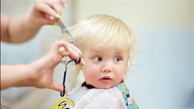 الشامبو المناسب والتمشيط.. كل ما تحتاجينه للعناية بشعر طفلك