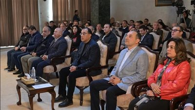 خلال تفقده شركة الغزل والنسيج.. رئيس الوزراء يشاهد فيلماً تسجيليًا لتطوير الصناعة