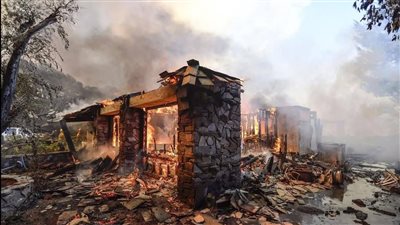 أبرزهم بيلي كريستال وماندي مور.. منازل المشاهير تحترق فى لوس أنجلوس