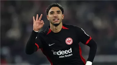 قبل الإعلان الرسمي.. رحلة عمر مرموش من ألمانيا إلى إنجلترا