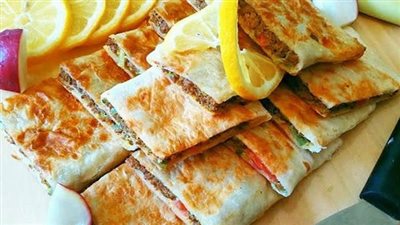 أشهى أطباق الغداء.. طريقة تحضير المطبق باستخدام الرقاق