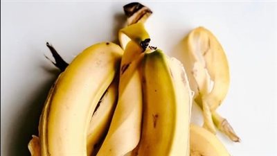 استخدامات قشر الموز الطبيعية للعناية بالبشرة: لا ترميه واستفد منه
