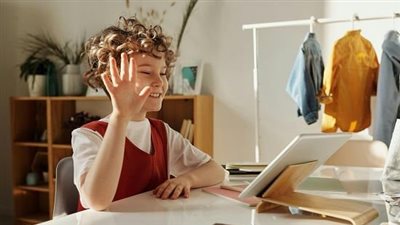 10 طرق للحد من وقت شاشة طفلك خلال إجازة نصف العام