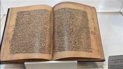 لا تقدر بثمن.. مخطوطات تراثية تزين جناح عمان بمعرض القاهرة للكتاب