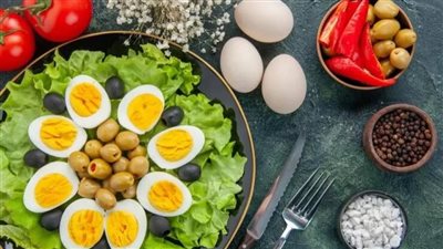 أطعمة صحية بجانب البيض على الفطور لتعزيز فقدان الوزن