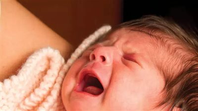 البكاء البنفسجي لدى حديثي الولادة.. ما هو وكيفية التعامل معه؟