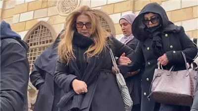 الفنانة شهيرة تودع جثمان شقيقها من مسجد الحصري