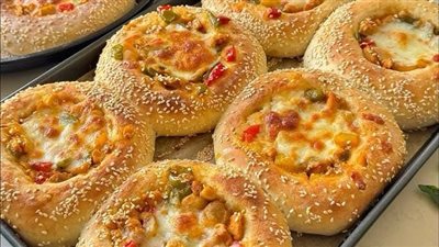 على طريقة الشيف نجلاء الشرشابي.. تحضير معجنات لذيذة بالصلصة والجبنة بمذاق شهي