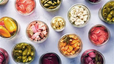 تناول المخللات وصحة الكلى.. فوائد أم مخاطر يجب الحذر منها؟