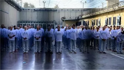 لن ننسى ولن نغفر.. إسرائيل تجبر الأسرى على ارتداء ملابس نجمة داود