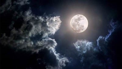 يكتمل بدراً مثل الثلج.. قمر شعبان يزين السماء طوال الليل