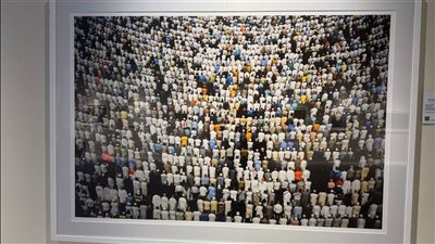 الروحانيات المقدسة.. مصور سعودى يوثق خشوع المصليين أمام الكعبة