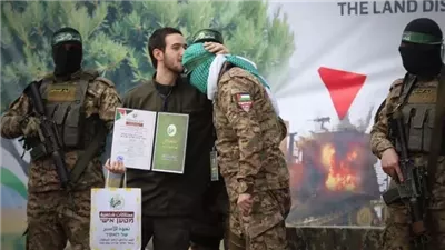 تقبيل رأس عنصر المقاومة من جندي إسرائيلي تثير الغضب فى تل أبيب