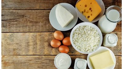 منها منتجات الألبان.. أطعمة وعناصر غذائية قد تحفز الالتهابات في الجسم