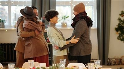 حيرة كل رمضان.. الإفطار عند ماما أم حماتك؟ إليك رأي خبراء الإتيكيت