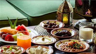 منيو السحور.. طريقة عمل الفول بالحمص والليمون وتجنب المخللات لهذه الأسباب