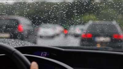 نصائح للحد من الحوادث أثناء سقوط الأمطار بالطرق